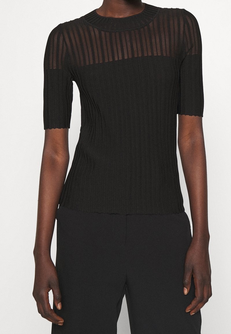 Top in maglia nera a costine con maniche corte, scollatura rotonda e pannelli trasparenti nella parte superiore del petto con strisce orizzontali.