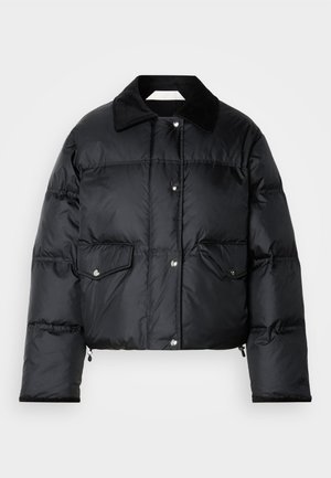 Doudoune noire avec col, fermeture éclair à l'avant, deux poches à rabat et un design matelassé. Fabriquée en matériau léger et brillant.