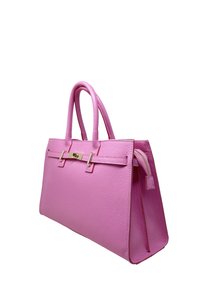 Růžová kožená kabelka se strukturovaným designem, vybavená dvojitými uchy, zlatou kováním na plochém zapínání a texturovaným povrchem.