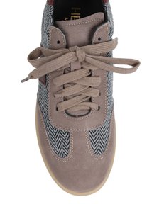 Szare i beżowe trampki z tkaniną w wzór jodełki, z zamszowymi akcentami i beżowymi sznurowadłami. Okrągły nosek i gumowa podeszwa.