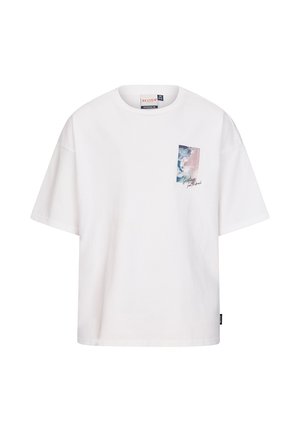 T-shirt blanc en coton à manches courtes avec un petit graphique rectangulaire d'une vague et le texte « Salutations de la plage » sur la poitrine gauche.