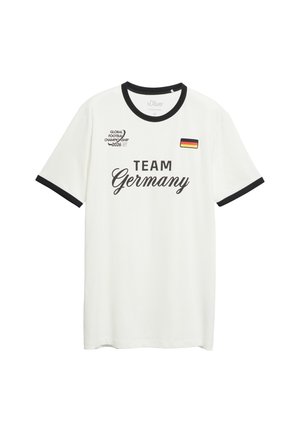 Biała sportowa koszulka z krótkim rękawem, czarnym kołnierzykiem i mankietami, z napisem "TEAM Germany", flagą Niemiec oraz logo "Global Football Championship 2026".