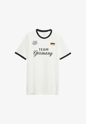 T-shirt de sport blanc à manches courtes avec col et poignets noirs, texte "TEAM Germany", drapeau allemand et logo "Global Football Championship 2026".