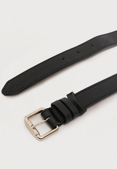 Μαύρη δερμάτινη ζώνη με ασημένια ορθογώνια αγκράφα και πολλαπλές οπές για ρύθμιση σε λευκό φόντο.