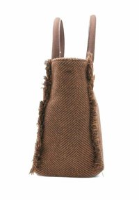 Brun håndtaske med fiskebensmønster, frynset kanter og to brune læderremme. Tasken har en struktureret, trekantet form.