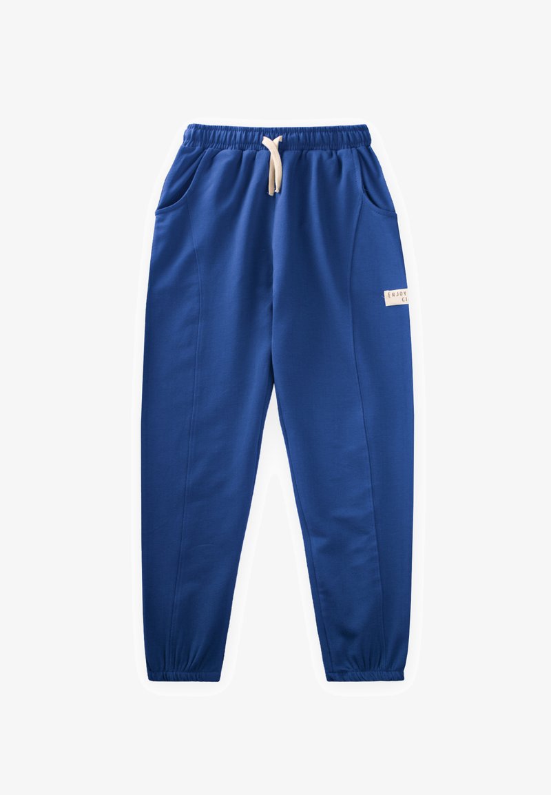 Mėlynos sportinės kelnės, pagamintos iš minkštos, tamprios medžiagos, su elastingu juosmeniu, raišteliu, šoninėmis kišenėmis ir audinio etikete ant kairiojo šlaunies.