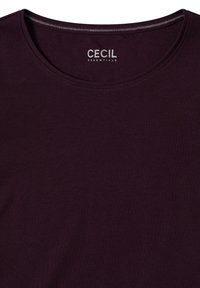 Burgunderfarbener Baumwoll-T-Shirt mit Rundhalsausschnitt, das ein dezentes Logo "CECIL ESSENTIALS" in Silber und eine glatte Textur aufweist.