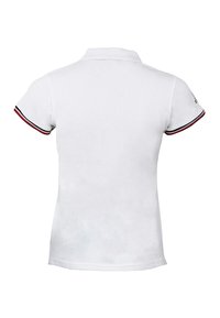 Camisa polo blanca con un collar acanalado, que presenta franjas negras y rojas en los puños. Hecha de algodón con una textura suave y un corte entallado.
