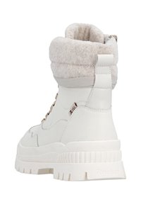 Biały botek za kostkę z teksturowaną skórzaną powierzchnią, mankietem z polaru i masywną gumową podeszwą. Posiada metalowe przelotki i pętelkę na pięcie.