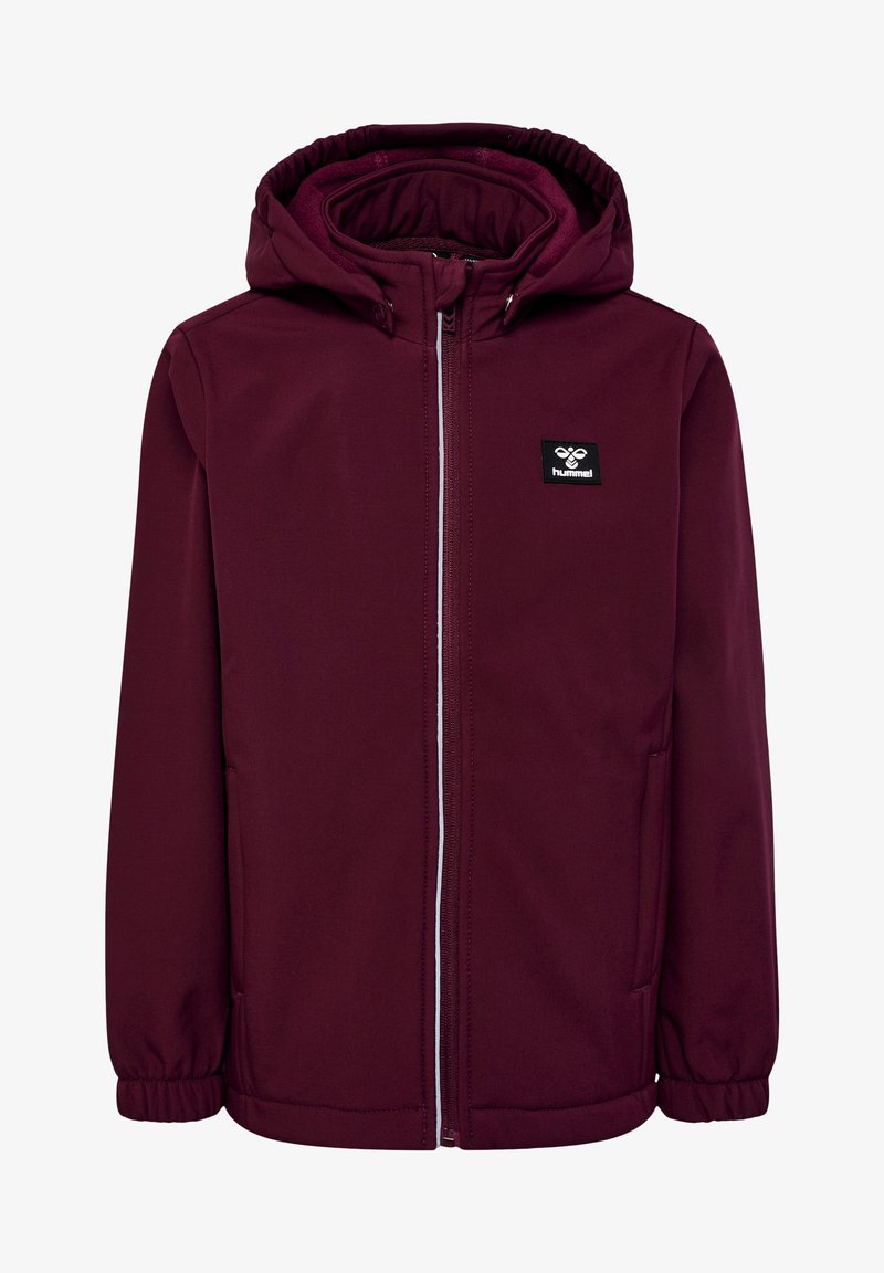 Bordeauxfarbene Softshell-Jacke mit Kapuze, Reißverschluss vorne, elastischen Hülsen und Kängurutaschen; verfügt über ein kleines schwarzes Logo auf der Brust.