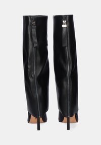 Botas altas de cuero negro con un diseño ajustado, que cuentan con cremalleras laterales con herrajes metálicos y un tacón sutil. Textura suave en toda la bota.