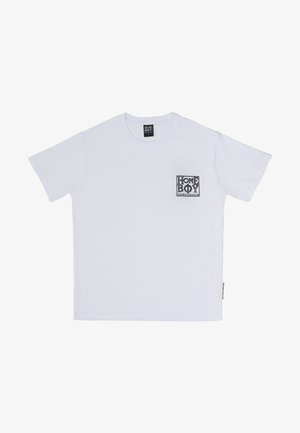 Valge puuvillane T-särk, lühikeste varrukatega, ümmarguse kaelusega, millel on must graafiline logo vasakul rinnal ja väike bränditud silt küljel.