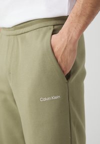 Calvin Klein MICRO LOGO REPREVE - Pantalones deportivos - delta green