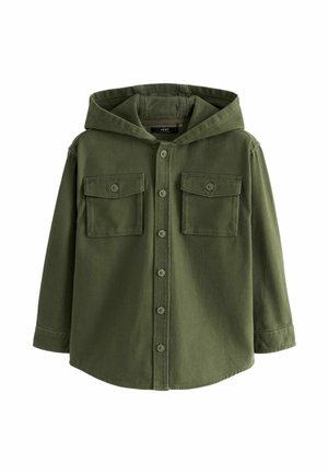 Camisa verde oliva con capucha, abotonada, de manga larga y dos bolsillos en el pecho con botones, hecha de tela texturizada.