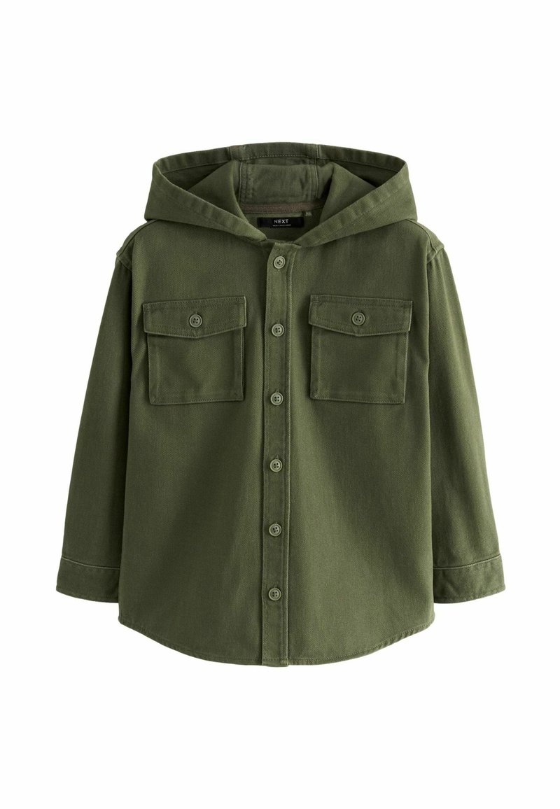 Chemise à capuche vert olive à boutons, manches longues, avec deux poches poitrine boutonnées, en tissu texturé.