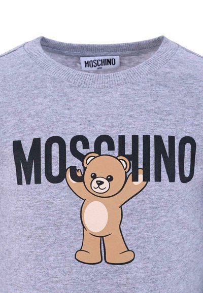 Felpa grigia con logo "MOSCHINO" nero e un orsetto dei cartoni animati con corpo beige e pancia crema, dettagliato con occhi neri e braccia sollevate.