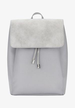 Rucsac gri cu un finisaj neted, capac din suede, închidere cu sfoară și accente metalice, având un design minimalist.