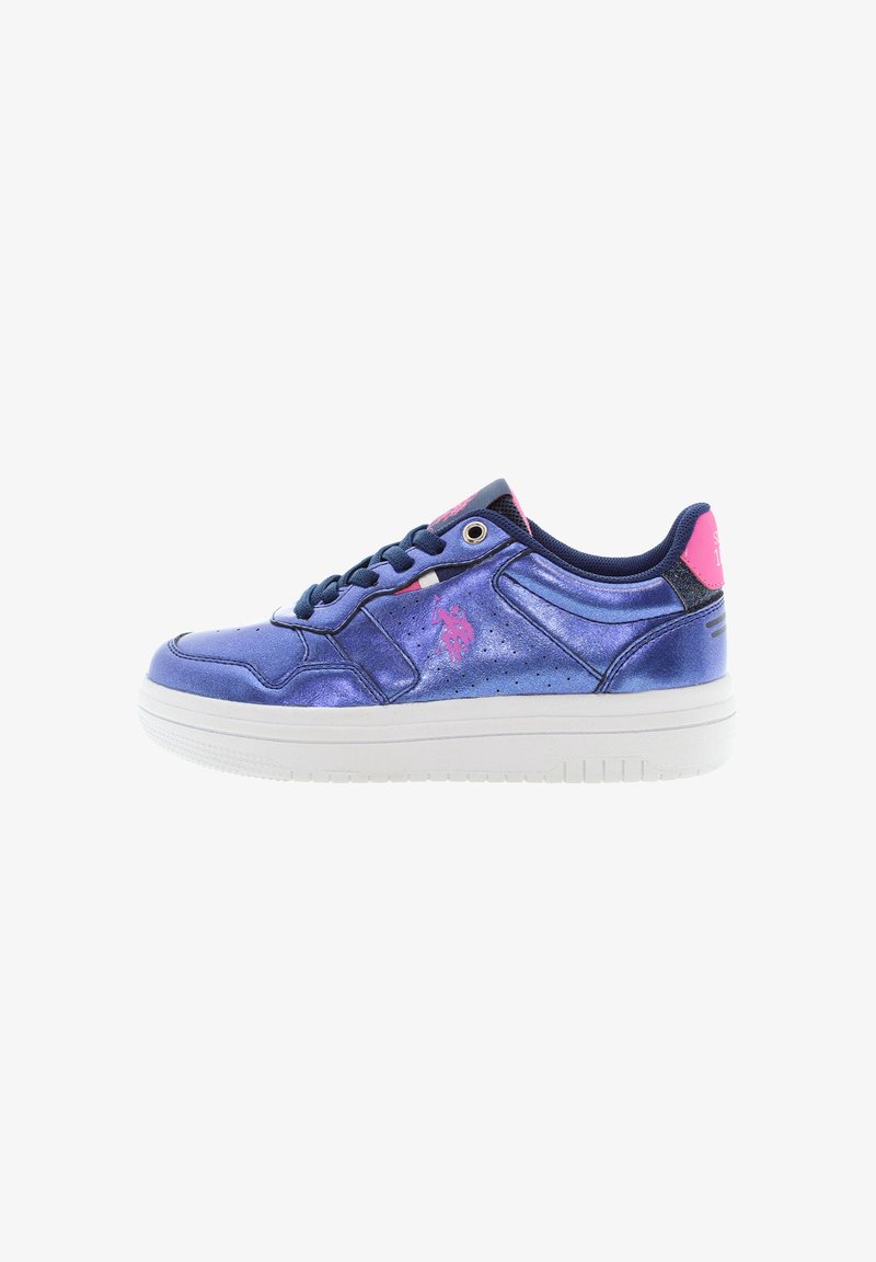 Sneaker metallic viola con suola bianca, accenti neri, lacci blu e linguetta rosa. Presenta un design perforato e un dettaglio del logo.