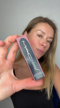 Rossetto opaco in una confezione rettangolare rosa con logo e testo neri. Presenta una texture liscia e un'etichettatura chiara. Tenuto in mano su uno sfondo neutro.