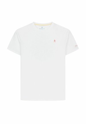 Camiseta blanca de manga corta con cuello redondo, pequeño logo rojo de remos cruzados en el pecho izquierdo y nombre de la marca en cursiva en la manga izquierda.