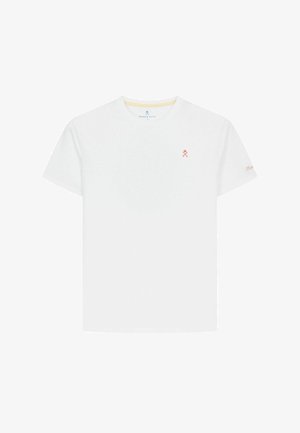 Camiseta blanca de manga corta con cuello redondo, pequeño logo rojo de remos cruzados en el pecho izquierdo y nombre de la marca en cursiva en la manga izquierda.