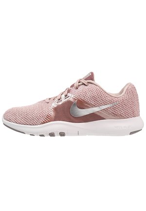 Lyserød Nike løbesko med mesh-overdel, sølv swoosh-logo, hvid sål og snørebånd, vist fra ydersiden.