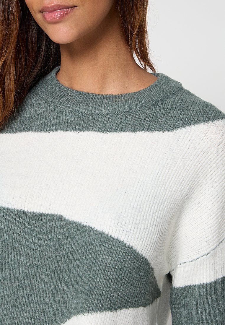 Hellgrün-weiß gestreifter Pullover mit geripptem Material. Hat einen runden Halsausschnitt und eine lockere Passform, die das weiche Strickmaterial betont.