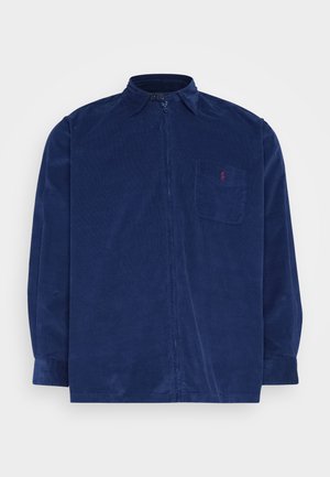 Ναυτικό καρουρδιένιο πουκάμισο με κουμπιά μπροστά, κοντό γιακά, μακριά μανίκια και τσέπη στο στήθος με μια μικρή λεπτομέρεια λογότυπου.