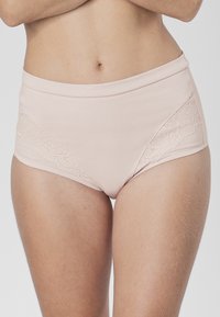 Lichtroze high-waisted onderbroeken van gladde stof, met decoratieve kantinzetstukken aan de zijkanten en een naadloze tailleband.