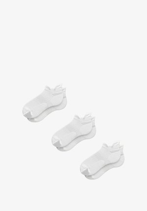 Białe skarpetki za kostkę z teksturowanej tkaniny, prążkowanymi mankietami i gładką częścią na palce. Trzy pary wyeksponowane obok siebie.