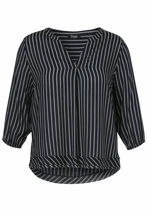 Schwarze Bluse mit weißen vertikalen Streifen, 3/4-Ärmeln, V-Ausschnitt und einem leichtem High-Low-Saum mit horizontalem Streifendetail.