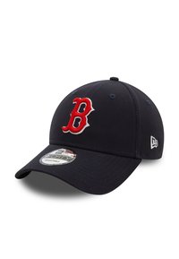 Gorra de béisbol de color navy con el logo "B" bordado en rojo. Cuenta con seis paneles, visera curva y correa ajustable. Textura de tela suave.