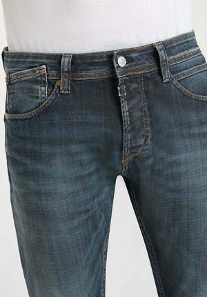 Jeans in denim blu scuro con design a cinque tasche, chiusura con bottone in metallo e cuciture arancioni a contrasto sulle cuciture. Texture liscia.
