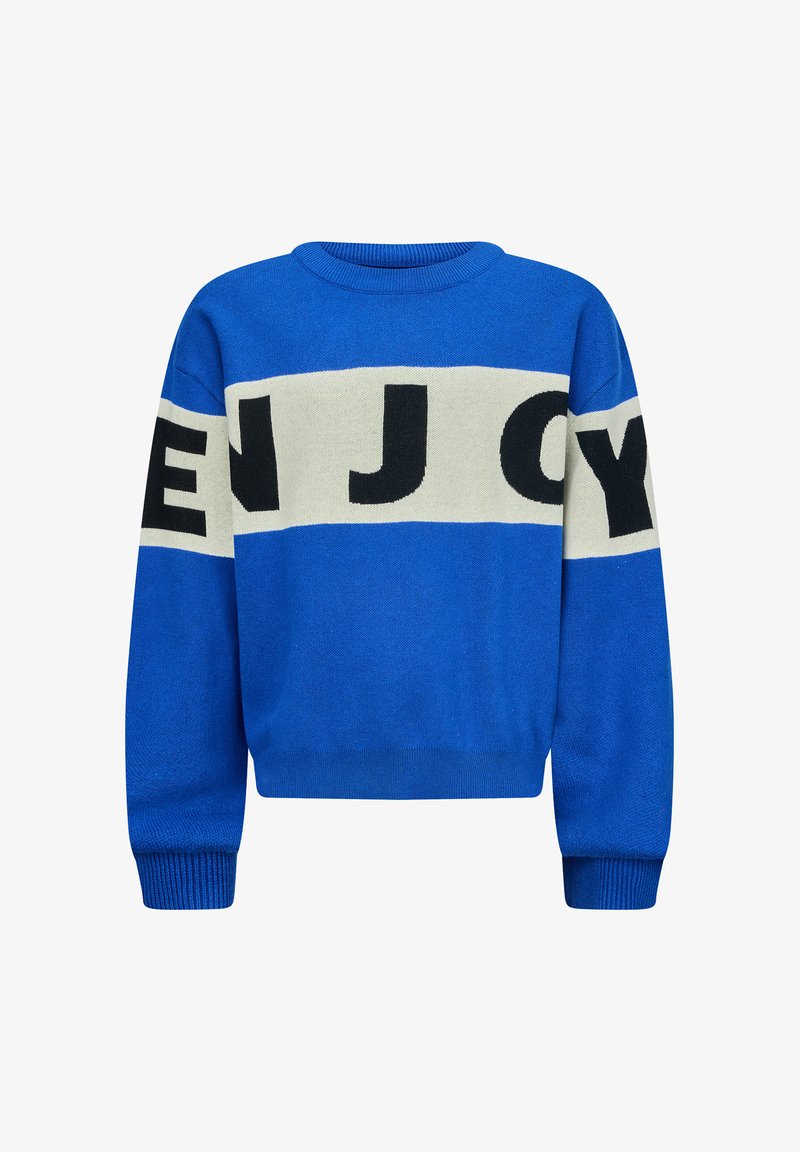 Blauer Strickpullover mit einem weißen Band, auf dem "ENJOY" in fetten schwarzen Buchstaben steht. Der runde Halsauschnitt und die gerippten Bündchen runden das Design ab.