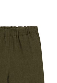 Olijfgroene broek met elastische tailleband, gemaakt van textuurstof. Kenmerkt zich door gerimpelde details bij de taille, zonder zichtbare zakken of accenten.