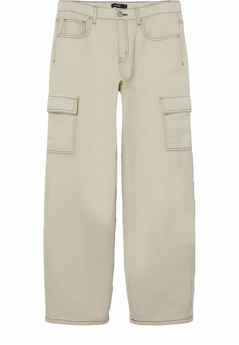 Pantalon cargo beige à jambes droites avec poches latérales à rabat, poches avant, passants de ceinture et surpiqûres visibles.
