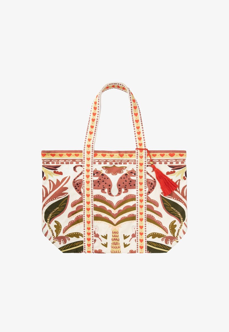 Sac fourre-tout à motifs avec une base blanche ornée de motifs botaniques en rose, vert et marron, une frange rouge et des sangles décorées de cœurs.