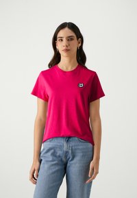 KARL LAGERFELD OVERSIZED IKON PATCH - Paprasti marškinėliai - persian red