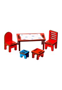 Rode en blauwe houten meubels set met twee rode stoelen, een blauwe kruk, een kleine rode tafel en een grotere tafel met een wit bloemdesign.