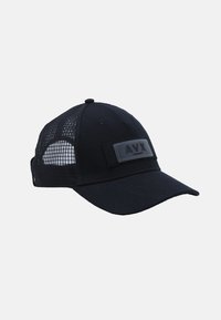 Czarna czapka baseballowa z siateczkowym tyłem, płaskim daszkiem i prostokątną szaro-skalną wszywką z literami "AVX" z przodu.