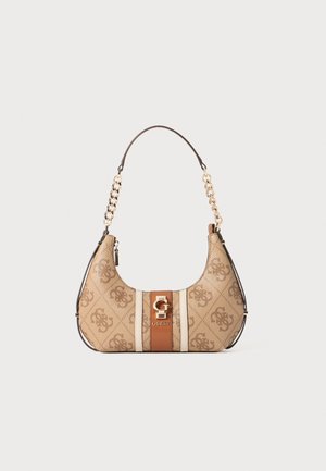 Beige og brun designer håndtaske med monogrammønster, guldfarvet kæde og læderrem, forreste lås og lodret stribedetalje.