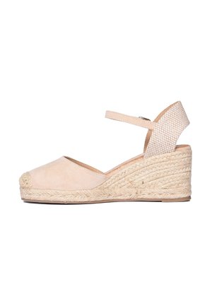 Sandalo espadrille beige con zeppa, punta chiusa, cinturino alla caviglia e suola platform intrecciata in juta.