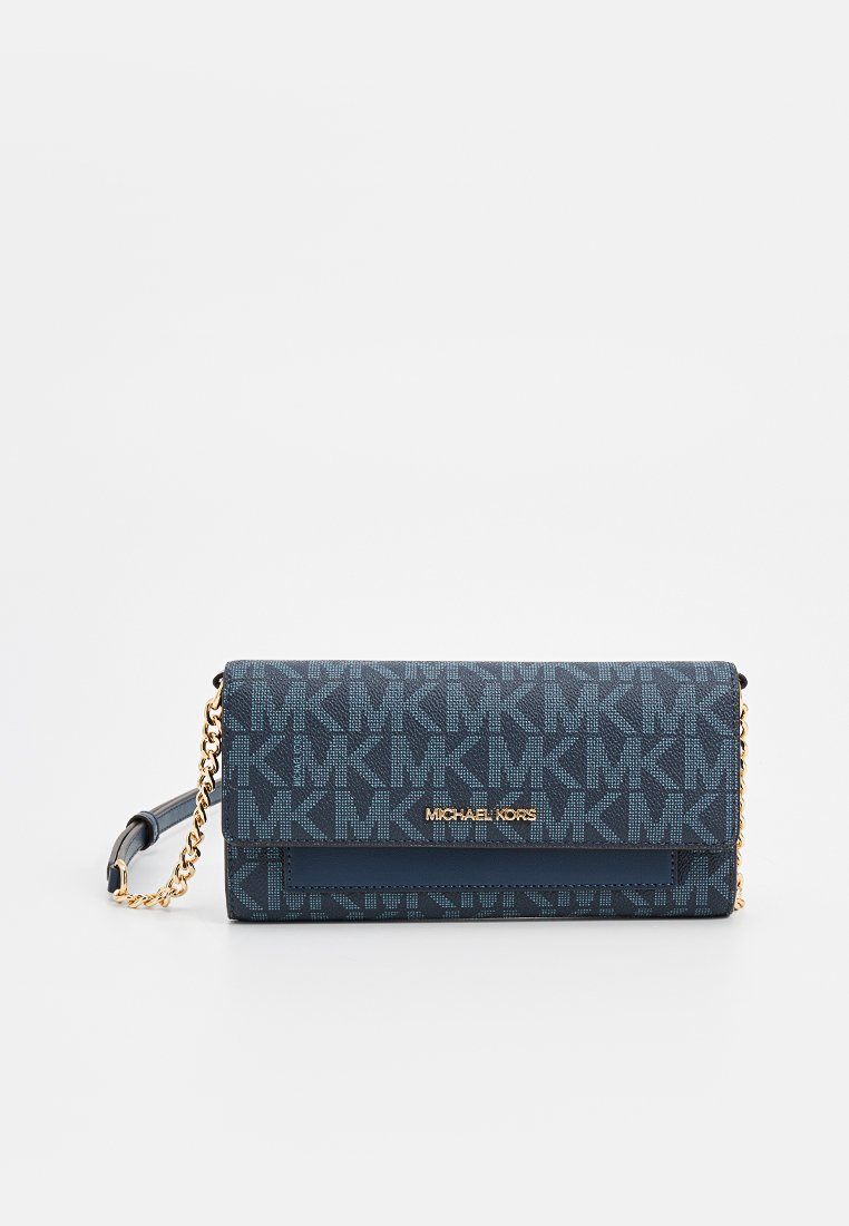Clutch bag Michael Kors in blu navy con pattern logo, tracolla in catena dorata, design rettangolare elegante e una texture in tessuto liscio.