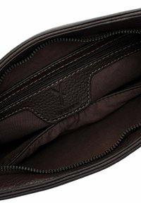 Interno di una borsa in pelle marrone scuro con un compartimento con zip e un pannello in pelle testurizzata con logo del marchio impresso e dettagli di cucitura.