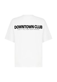 Weißes T-Shirt mit kurzen Ärmeln, das auf der Rückseite großen schwarzen Text zeigt: "DOWNTOWN CLUB" und darunter "RISK IT ALL FOR YOUR PASSION".