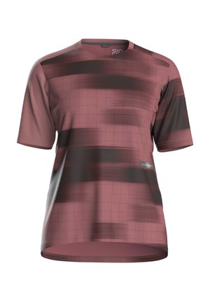 T-shirt de sport bordeaux à manches courtes avec des rayures horizontales noires floues et un motif discret en grille, col rond et petit logo en bas à droite.