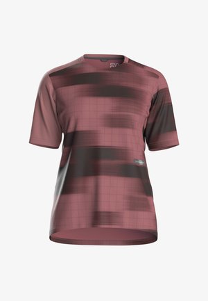 T-shirt de sport bordeaux à manches courtes avec des rayures horizontales noires floues et un motif discret en grille, col rond et petit logo en bas à droite.