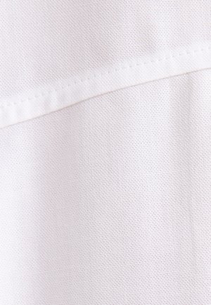 Tessuto bianco con una fine trama strutturata. Presenta una cucitura orizzontale vicino al centro, con un colore chiaro uniformemente distribuito.