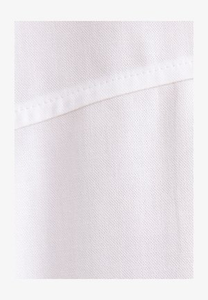 Witte textiel met een fijne, gestructureerde textuur. Bevat een horizontale naad in het midden, met een gelijkmatig verdeelde lichte kleur.