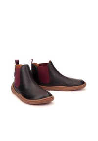 Bottines en cuir noir avec un panneau élastique bordeaux et une semelle en caoutchouc marron. Présente une finition lisse et une languette pour un enfilage facile.